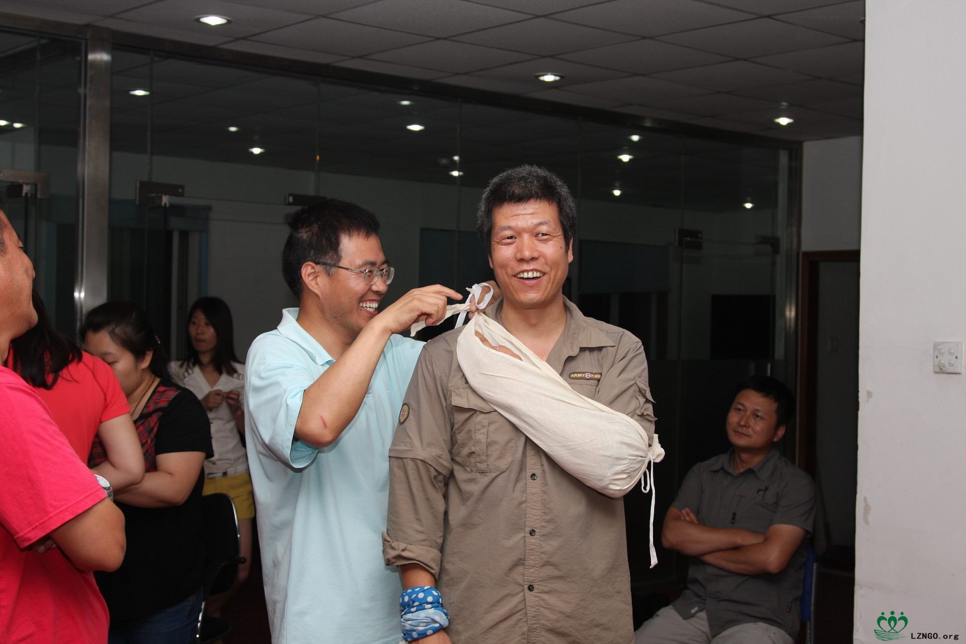 这人不是坚强就是摔傻了，伤了还笑的这么开心啊