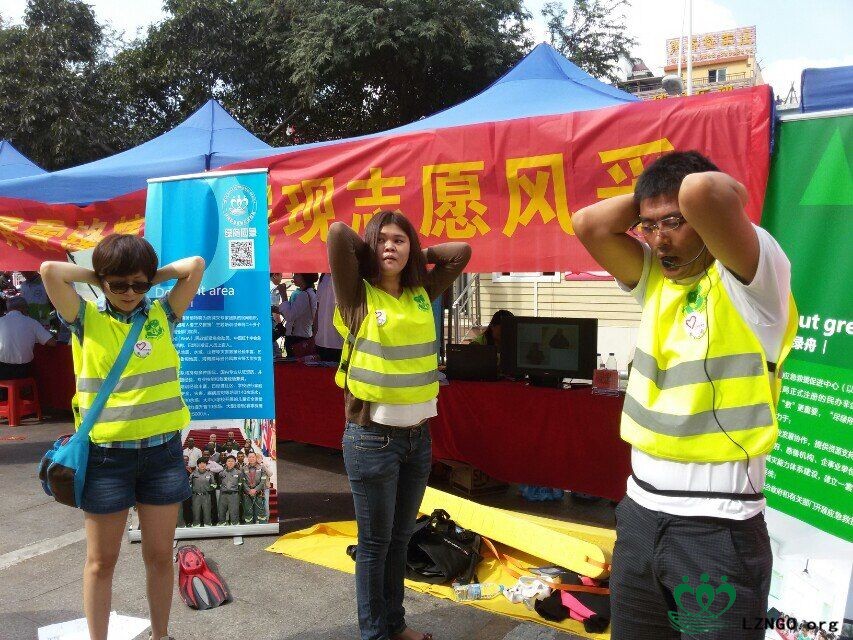 绿舟队员向现场群众演示踩踏事件中如何自救.jpg